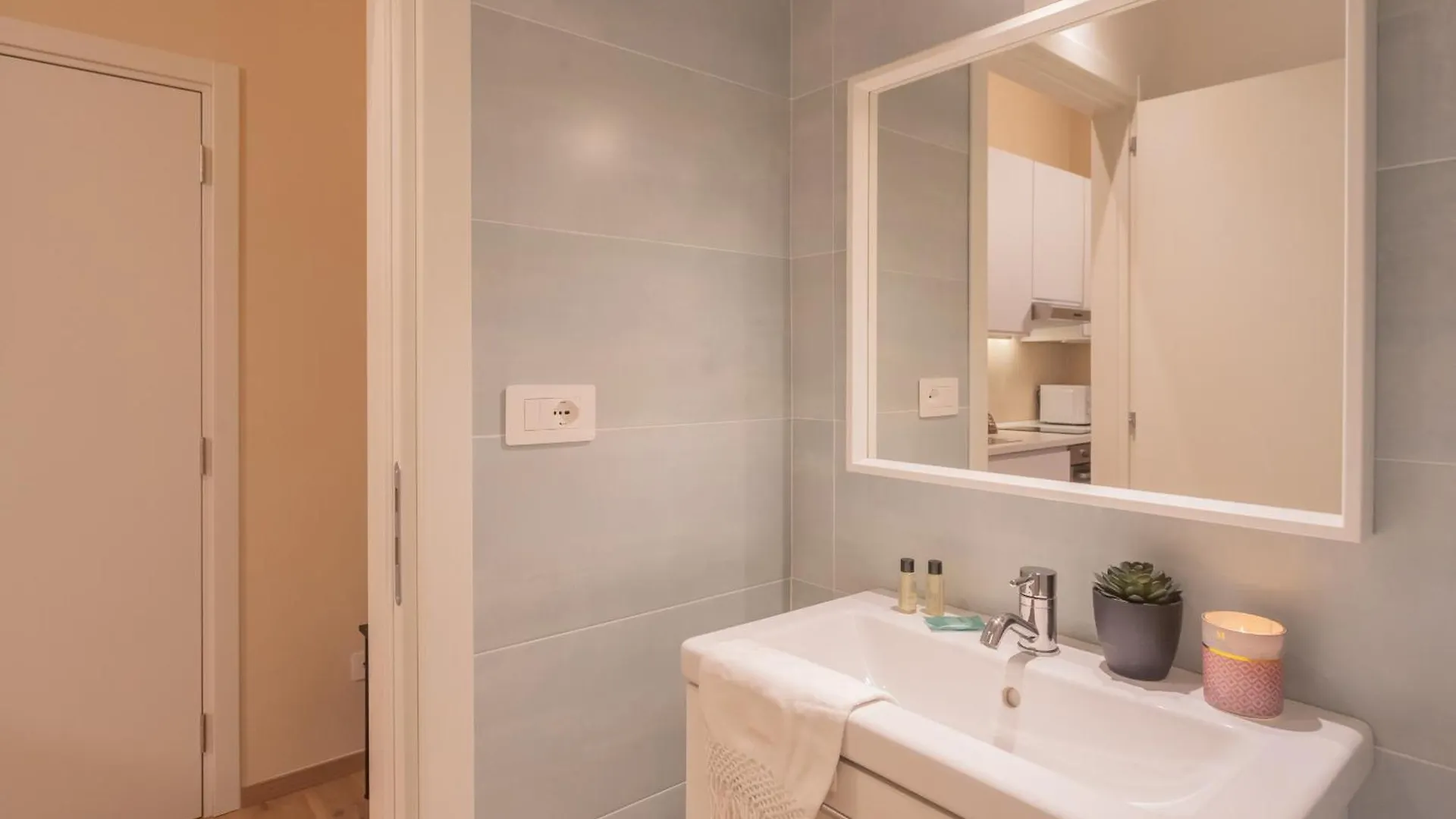 Simar Apartments Nearby Como S G Train Station By Rent All Como